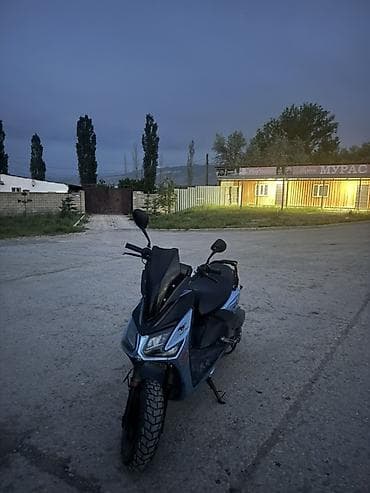 Скутер/мопед городского типа. Основные особенности: - Двигатель