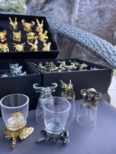 из серебра: • Набор рюмок в подарочной коробке: • 12 стопок-перевертышей (знаки — 7