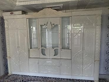 Классическая стенка для гостиной с витринами, в насыщенном