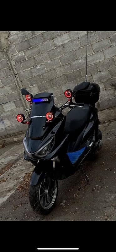 Мототехника: Скутер/максискутер черного цвета с тюнингом освещения и туристическим — 1