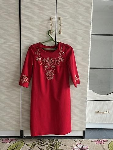 Платье-футляр ярко-красного цвета с декоративной вышивкой. - Силуэт