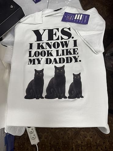 кийим: Белая футболка с принтом и надписью “YES. I KNOW I LOOK LIKE MY — 1