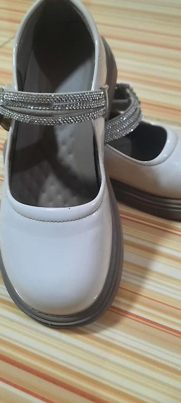 Балдардын кийим-кечелери жана бут кийимдери: Элегантные туфли Мэри Джейн светло-бежевого цвета с лаковым покрытием — 2