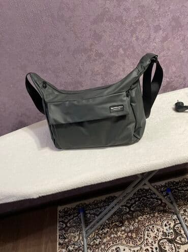 case logic: Сумка через плечо (слинг/мессенджер) темно‑серого цвета. Особенности — 2