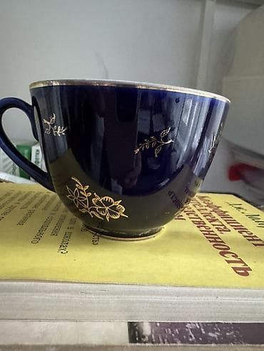 Куплю. ….Фарфоровая чашка с ручкой, глубокого темно‑синего