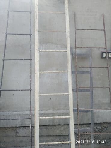 двуспальная кровать с подъемным механизмом: Стремянки.1.(белый1шт.высота:2,80.Ширина:0,50)- 2.из арматура — 3