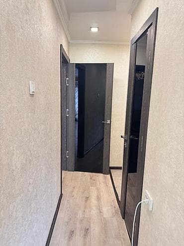 - Стены: декоративная штукатурка светло‑бежевого оттенка, аккуратные