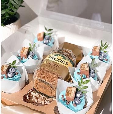 клубника в шоколаде букет: Подарочные наборы с десертами и напитками в декоративных коробках — 3