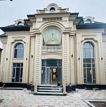 Классика стилиндеги премиум класстагы үй. Жалпы аянты — 326 м², жер