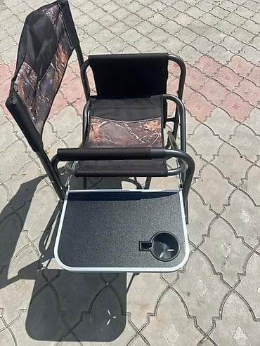 Складной стул для отдыха с подлокотниками и небольшим столиком