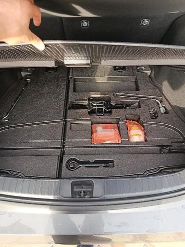 малометражки авто: Toyota Prius: 2018 г., 1.8 л, Вариатор, Гибрид, Хэтчбэк — 6