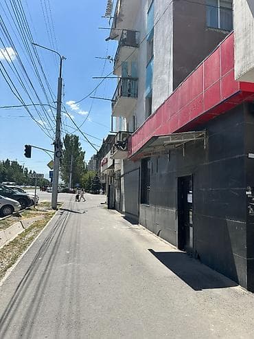Угловое коммерческое помещение с витринным окном в центре. На первой — 4