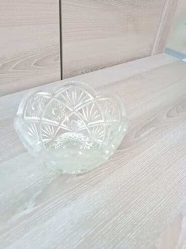 офисные столы и кресла бу: На первом фото хрустальная вазочка в идеальном состоянии стоимостью — 1