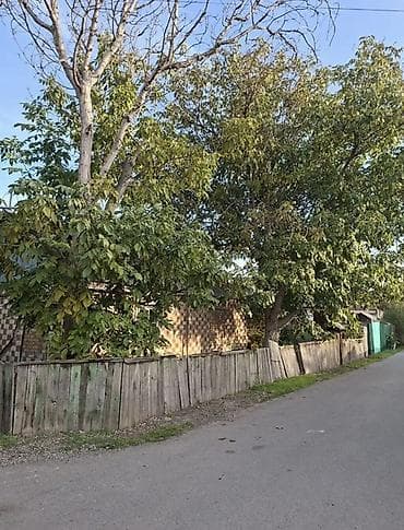 Үйлөрдү сатуу: Продаётся жилой дом с участком 7 соток. На участке подведён газ — 4