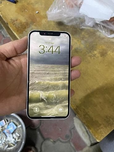 IPhone 12, белый Все работает, единственное треск на экране и все