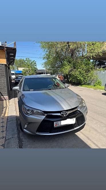 на ходу дымит: Toyota Camry: 2016 г., Седан — 2