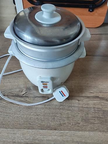 - Электрическая рисоварка с функцией подогрева (переключатели Cook/