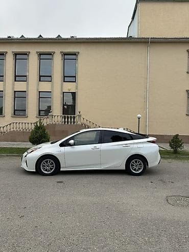 Toyota Prius: 2018 г., 1.8 л, Вариатор, Гибрид, Лифтбек