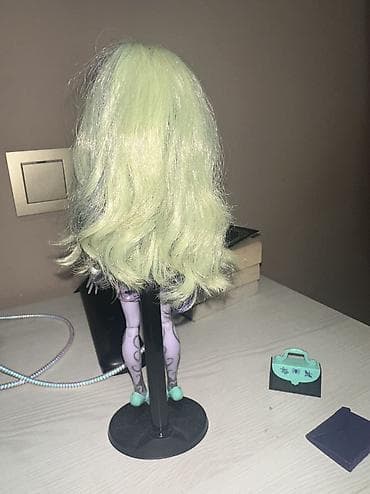 оюнчуктар: Продаю кукол monster high: 1)Твайла «Скарместр» - 3500 сом 2)Френки — 2