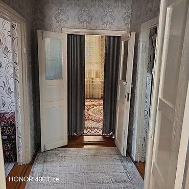 дом с швейный цехом: Просторный частный дом с большим крытым двором/навесом. Токмак — 5
