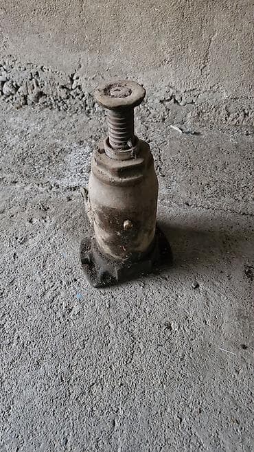 Строительное оборудование: Домкрат бутылочного типа + винтовой домкрат, а также светотехника для — 3