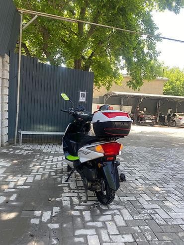 скутер пот выкуп: Скутер/мопед класса 50–125 см³ (визуально) в городском стиле, белый — 5