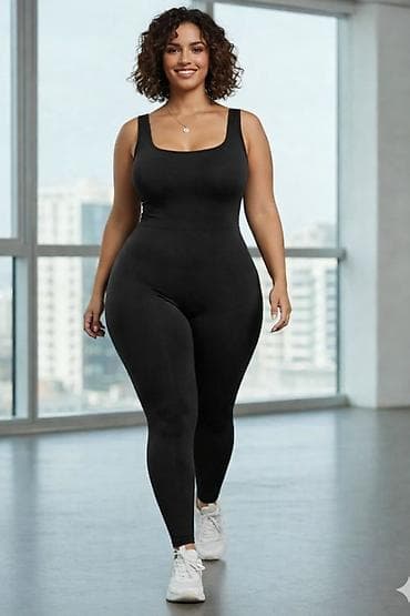 стильный женский комбинезон: Элегантный женский комбинезон черного цвета, выполненный в облегающем — 1