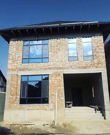 Двухэтажный кирпичный дом с просторной верандой/крыльцом и большими