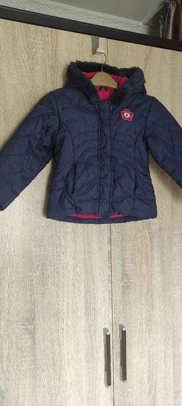 куртка дождевик: Продаётся демисезонная куртка, утеплённая флисом, размер 110см, в — 5