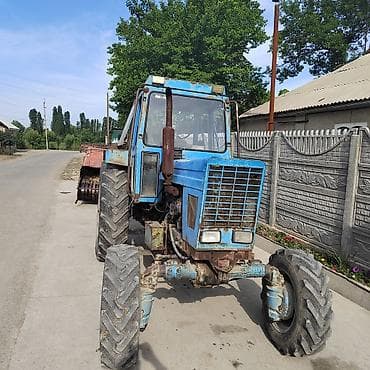Трактор колесный, с кабиной, с классической компоновкой капота — 2