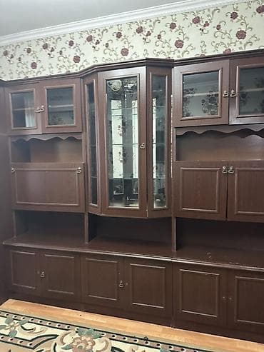 Стенка для гостиной из ЛДСП в классическом стиле, цвет — тёмный орех — 2