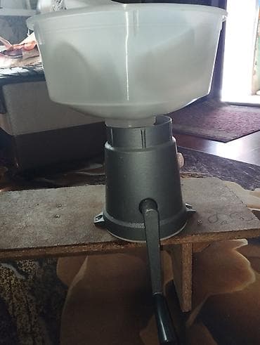 Ручной сливкоотделитель (сепаратор молока) Описание: - Настольная