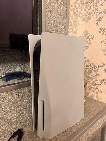 element 5: PlayStation 5 (версия с дисководом) Комплектация: - Игровая консоль — 2