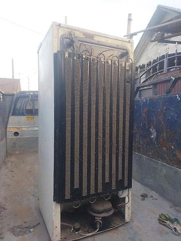 Холодильники: Однокамерный холодильник с морозильным отсеком сверху. Характеристики — 3