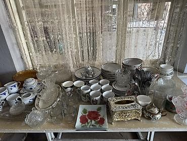 Набор посуды и столовых принадлежностей для сервировки большого стола