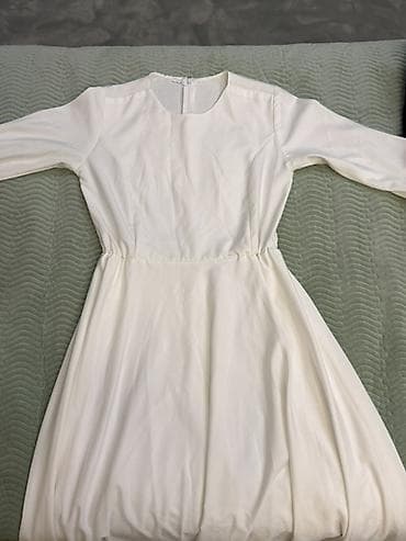 белое платье футляр: Белое женское платье миди с длинным рукавом и округлым вырезом — 1