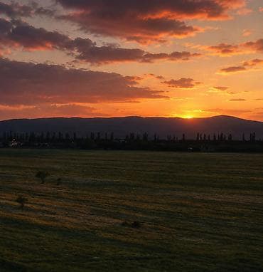 когда падают горы: Пейзажная фотография «Закат над полями и горами» - Авторская цветная — 1