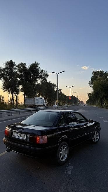 Унаа сатуу: Audi 80: 1993 г., Кол менен иштөөчү, Бензин, Седан — 2