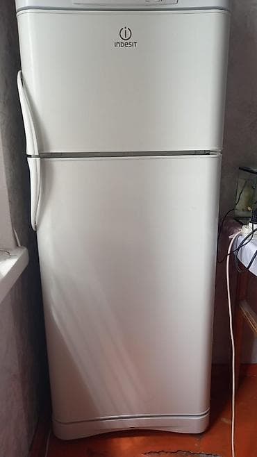 Холодильник Indesit, классический двухкамерный. Особенности: -