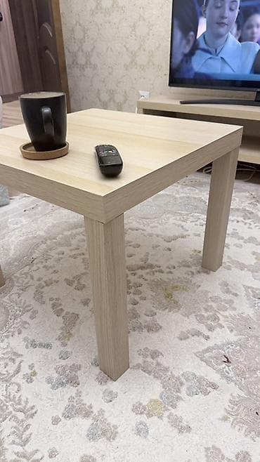 пулья: Журнальный столик IKEA, квадратный, в светло-дубовом оттенке — 1