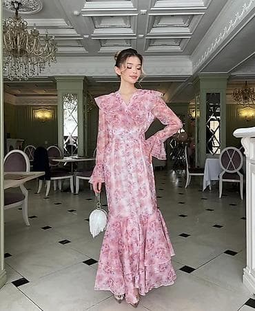 малиновое платье: Розовое длинное платье с цветочным принтом и воланами - Длина макси — 4