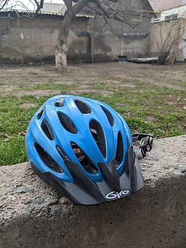 Велосипедные шлемы Giro (синий/черный) - Обтекаемый корпус с