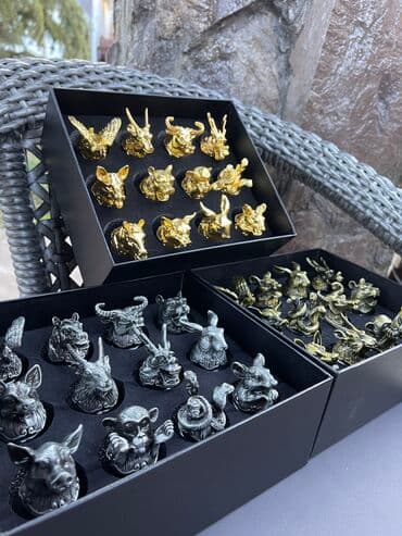 • Набор рюмок в подарочной коробке: • 12 стопок-перевертышей (знаки