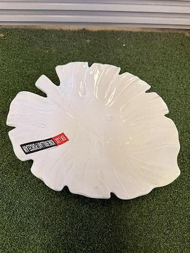 салатный лист: Керамическое блюдо в форме листа монстеры. - Материал: глазурованная — 1