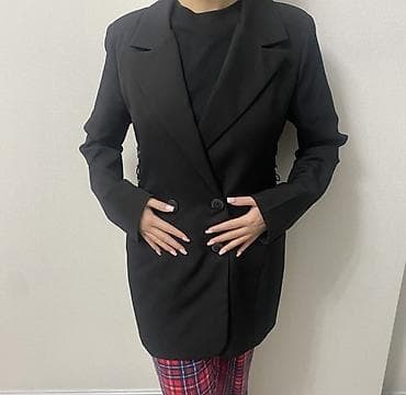 Черный женский пиджак с регулируемой шнуровкой по бокам. Размер S/M