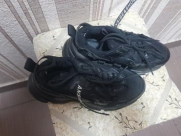 second hend: Женскте красовки черного цвета размер 37,удобные .
Носила пол сезона — 2