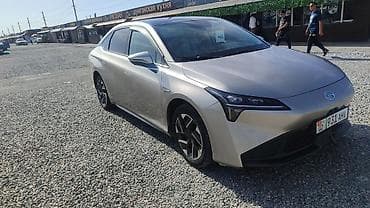 щит прибора: Электромобиль GAC Aion S Plus, серебристый седан с аэродинамичным — 2