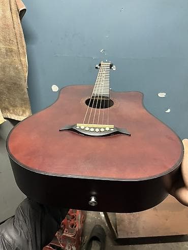 порожки: Акустическая гитара типа дредноут с вырезом (cutaway), 6 струн — 5