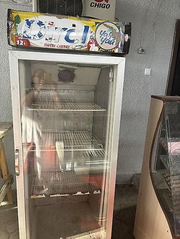 Холодильная витрина с прозрачной дверцей для напитков/десертов