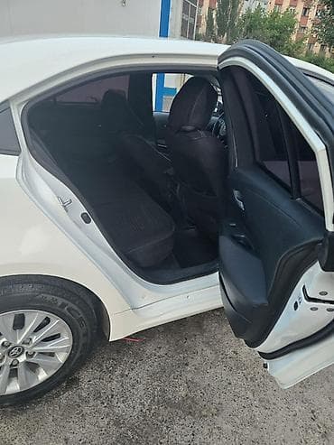 platz vitz: Toyota Corolla: 2019 г., Гибрид, Седан — 9
